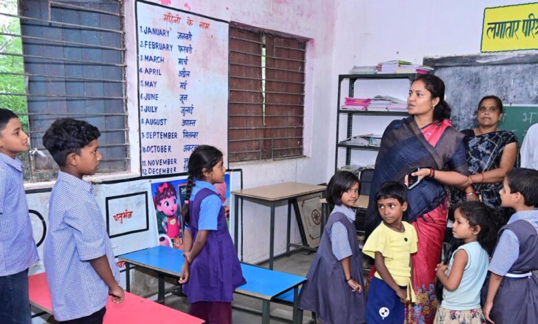 मंत्री श्रीमती लक्ष्मी राजवाड़े ने किया आंगनबाड़ी और प्राथमिक शाला का औचक निरीक्षण मंत्री श्रीमती लक्ष्मी राजवाड़े ने किया आंगनबाड़ी और प्राथमिक शाला का औचक निरीक्षण