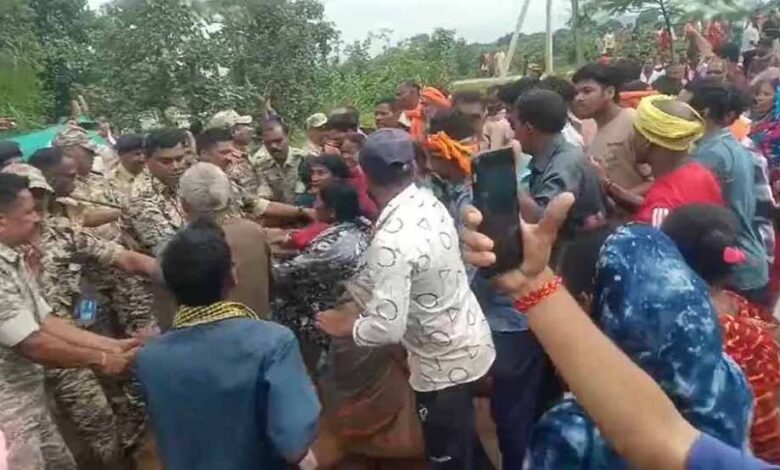 धर्मांतरण विवाद पर बवाल: चर्च में तोड़फोड़, गांव में तनाव, पुलिस तैनात धर्मांतरण विवाद पर बवाल: चर्च में तोड़फोड़, गांव में तनाव, पुलिस तैनात
