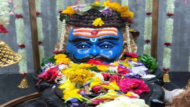 रायपुर के महादेवघाट स्थित हटकेश्वरनाथ मंदिर में सावन के पहले दिन उमड़ी शिवभक्तों की भीड़