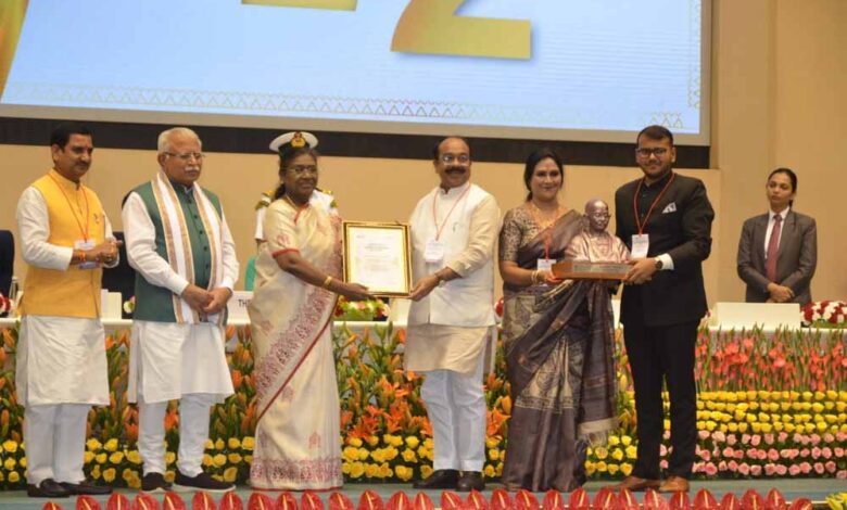 छत्तीसगढ़ ने राष्ट्रीय मंच पर बिखेरी स्वच्छता की चमक, 20 हजार से कम आबादी वाले शहरों में बिल्हा देश का सबसे स्वच्छ शहर छत्तीसगढ़ ने राष्ट्रीय मंच पर बिखेरी स्वच्छता की चमक, 20 हजार से कम आबादी वाले शहरों में बिल्हा देश का सबसे स्वच्छ शहर