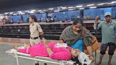 ट्रेन में सीट को लेकर दो महिलाओं में जमकर झगड़ा, एक का सिर फोड़ा