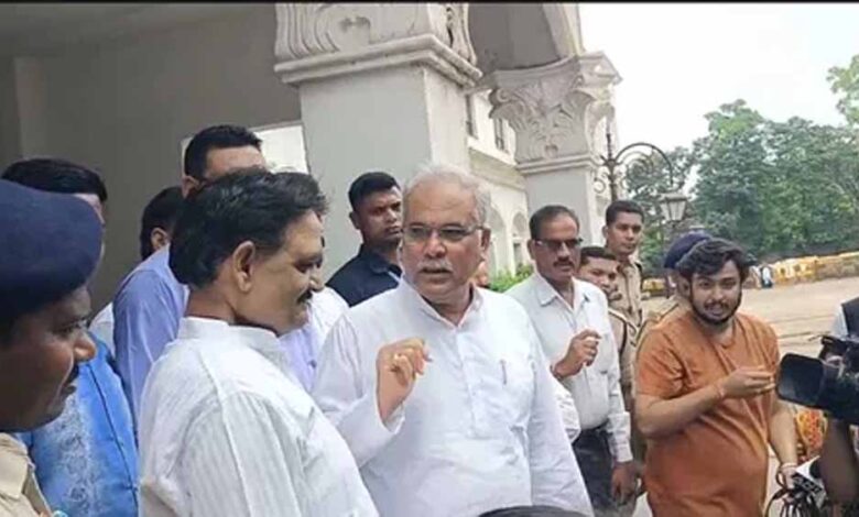 बेटे से मिलने ईडी दफ्तर पहुंचे भूपेश बघेल, बोले– बेवजह फंसाया जा रहा है चैतन्य को