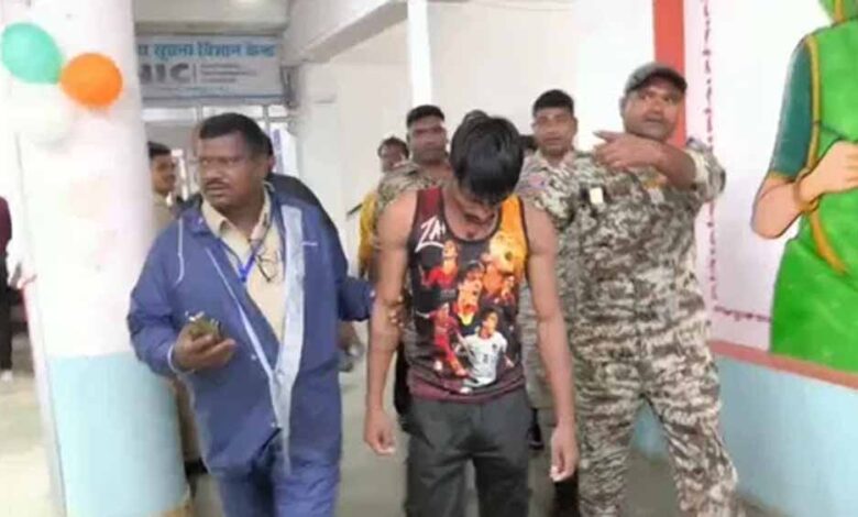 आवास की मांग में आत्मदाह का प्रयास: युवक ने कलेक्ट्रेट के सामने खुद पर डाला पेट्रोल आवास की मांग में आत्मदाह का प्रयास: युवक ने कलेक्ट्रेट के सामने खुद पर डाला पेट्रोल