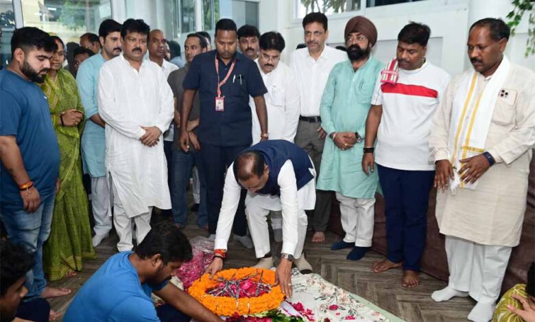 मुख्यमंत्री विष्णु देव साय ने निखिल कश्यप को दी श्रद्धांजलि, परिजनों से की संवेदना व्यक्त मुख्यमंत्री विष्णु देव साय ने निखिल कश्यप को दी श्रद्धांजलि, परिजनों से की संवेदना व्यक्त