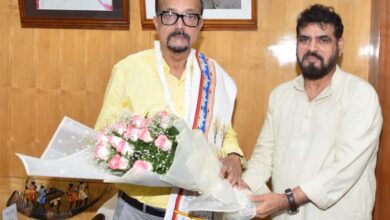 राज्यपाल डेका से छत्तीसगढ़ खादी एवं ग्रामोद्योग बोर्ड के अध्यक्ष ने की सौजन्य भेंट
