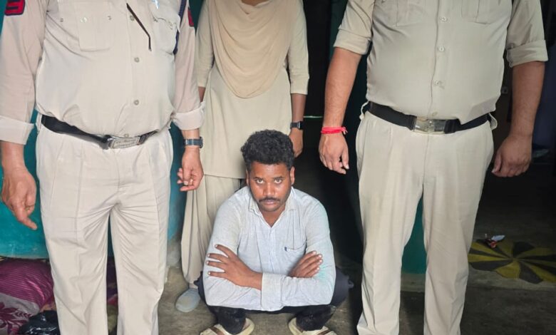 आबकारी उड़नदस्ता टीम की नशे के सौदागरों के खिलाफ ताबड़तोड़ कार्रवाई जारी:: अंबिकापुर के दर्रीपारा निवासी कमलेश कुर्रे उर्फ करिया के कब्जे से 50 नग नशीला इंजेक्शन जप्त कर जेल दाखिल की कार्रवाई आबकारी उड़नदस्ता टीम की नशे के सौदागरों के खिलाफ ताबड़तोड़ कार्रवाई जारी:: अंबिकापुर के दर्रीपारा निवासी कमलेश कुर्रे उर्फ करिया के कब्जे से 50 नग नशीला इंजेक्शन जप्त कर जेल दाखिल की कार्रवाई