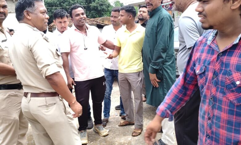 युवा कांग्रेस के प्रमुख पदाधिकारियों को पुलिस प्रशासन ने उठाया एवं कर दिया नजरबंद.. चिंतन शिविर में काला झंडा दिखाने का किया था ऐलान युवा कांग्रेस के प्रमुख पदाधिकारियों को पुलिस प्रशासन ने उठाया एवं कर दिया नजरबंद.. चिंतन शिविर में काला झंडा दिखाने का किया था ऐलान