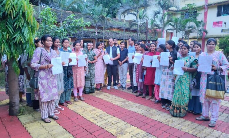 राहत की बहार: सालिक साय ने सौंपे नियुक्ति पत्र, बी.एड. कर्मचारियों को मिला नया जीवन
