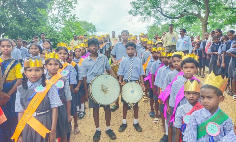 शाला प्रवेश उत्सव का हुआ आयोजन,नवप्रवेशी विद्यार्थियों का तिलक लगाकर और मिष्ठान खिलाकर किया स्वागत