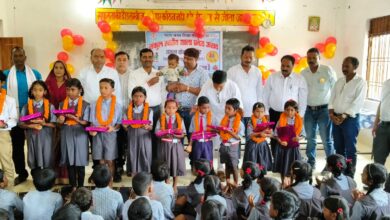 जयपुर (ख)संकुल केंद्र में साला प्रवेश उत्सव कार्यक्रम का हुआ आयोजन नव प्रवेशी बच्चों को कराया गया साला प्रवेश एक पेड़ मां के नाम 2.0 अभियान के तहत पौधारोपण