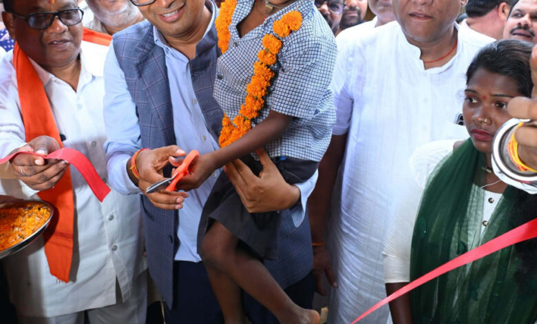 वित्त मंत्री ओ.पी. चौधरी पहुंचे बिरहोर परिवारों के बीच, परिवार के नन्हे बच्चे से कटवाया फीता…. वित्त मंत्री ओ.पी. चौधरी पहुंचे बिरहोर परिवारों के बीच, परिवार के नन्हे बच्चे से कटवाया फीता….