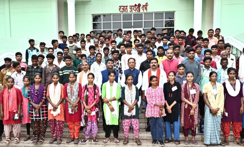 मुख्यमंत्री विष्णुदेव साय ने छात्रों से की आत्मीय भेंट: कहा- बच्चों के उज्ज्वल भविष्य के लिए सरकार है प्रतिबद्ध…