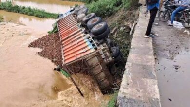 बॉक्साइट लोड ट्रक पुल के नीचे गिरा,मैनपाट से बॉक्साइट लोड कर अंबिकापुर आ रही थी ट्रक
