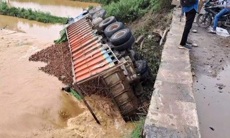 बॉक्साइट लोड ट्रक पुल के नीचे गिरा,मैनपाट से बॉक्साइट लोड कर अंबिकापुर आ रही थी ट्रक