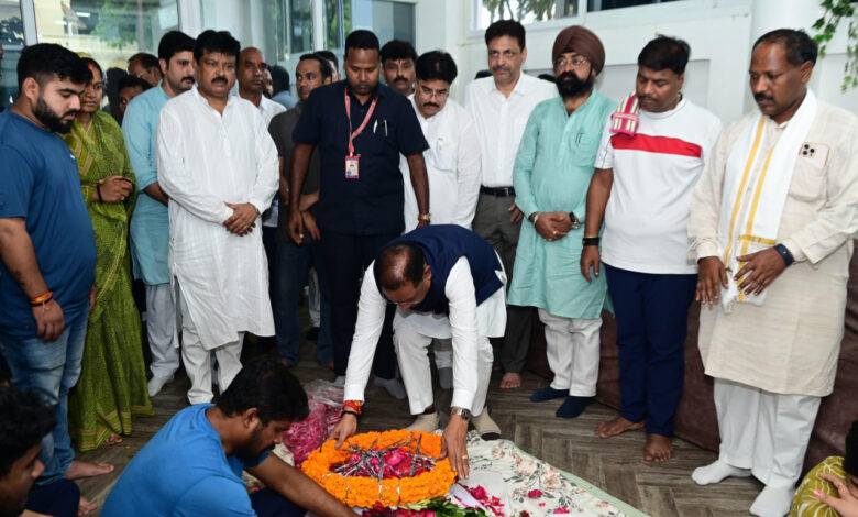 मुख्यमंत्री विष्णु देव साय ने स्वर्गीय निखिल कश्यप को दी श्रद्धांजलि, शोक संतप्त परिजनों से की मुलाकात… मुख्यमंत्री विष्णु देव साय ने स्वर्गीय निखिल कश्यप को दी श्रद्धांजलि, शोक संतप्त परिजनों से की मुलाकात…