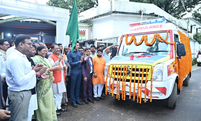 स्वास्थ्य सेवाओं के सुदृढ़ीकरण हेतु मुख्यमंत्री की दूरदर्शी पहल: इस जिले को मिली अत्याधुनिक एम्बुलेंस, CM साय ने दिखाई हरी झंडी…