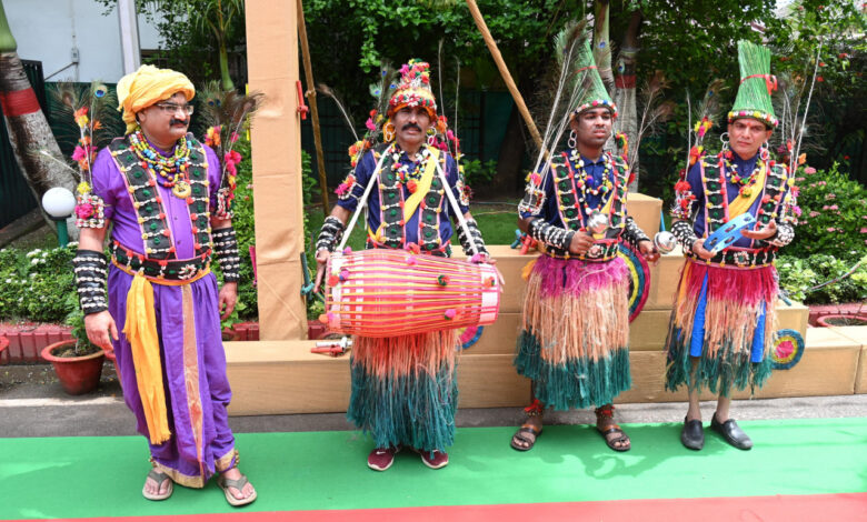 मुख्यमंत्री निवास में हरेली उत्सव: पारंपरिक लोक यंत्रों के साथ सुंदर नाचा का हो रहा आयोजन…