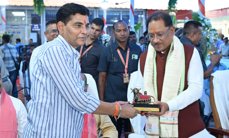 हरेली पर्व हमारी धरती, परिश्रम और परंपरा के प्रति सम्मान का प्रतीक- उपमुख्यमंत्री अरुण साव… हरेली पर्व हमारी धरती, परिश्रम और परंपरा के प्रति सम्मान का प्रतीक- उपमुख्यमंत्री अरुण साव…