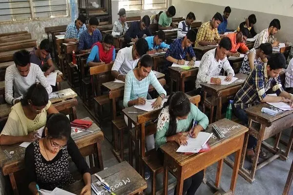 उप अभियंता भर्ती परीक्षा में नकल करते पकड़ी गई परीक्षार्थी, इलेक्ट्रॉनिक डिवाइस हुए जब्त; FIR दर्ज….