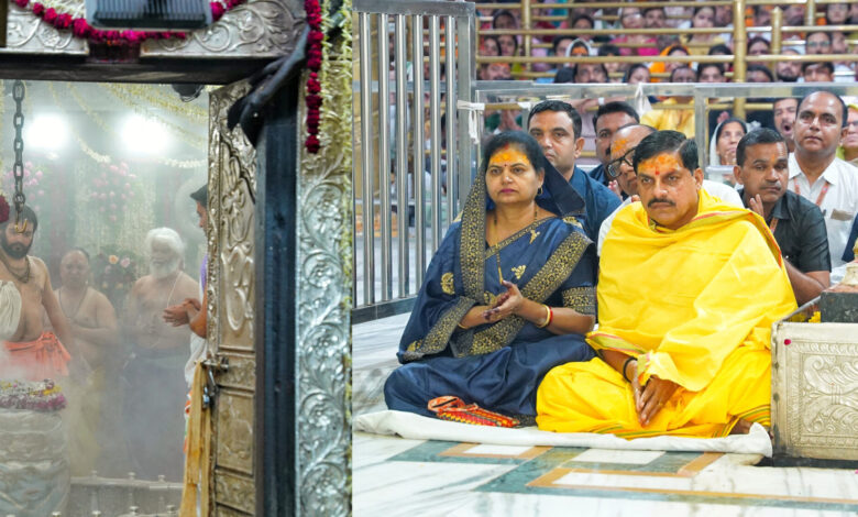 MP News: मुख्यमंत्री डॉ. यादव श्रावण के पवित्र माह में सपत्नीक भगवान श्रीमहाकाल की भस्मारती में हुए शामिल…