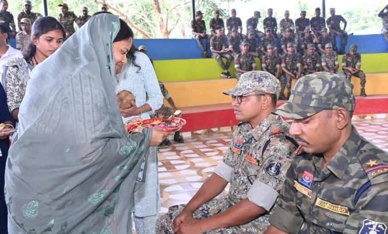 मंत्री श्रीमती राजवाड़े ने कारली पहुंचकर सुरक्षा बल के जवानों को राखी बांधकर शुभकामनाएं दीं…. मंत्री श्रीमती राजवाड़े ने कारली पहुंचकर सुरक्षा बल के जवानों को राखी बांधकर शुभकामनाएं दीं….