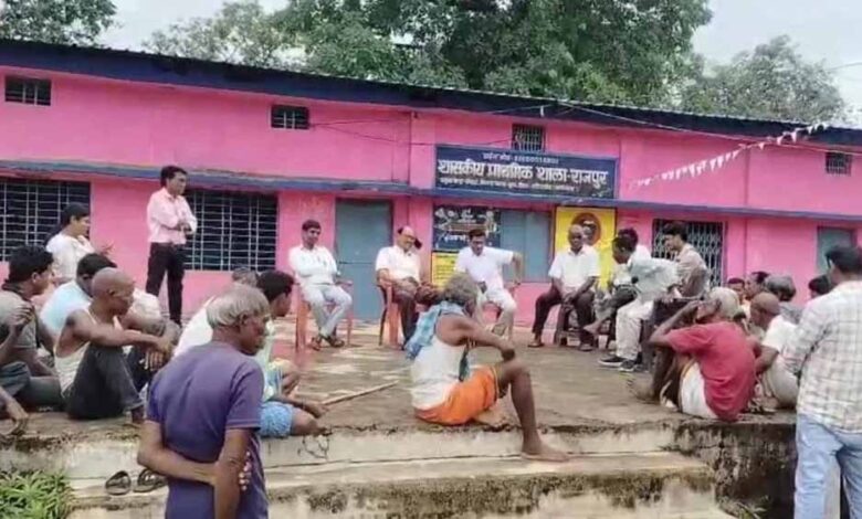 छुट्टी वाली मैडम पर भड़के ग्रामीण, स्कूल में जड़ा ताला, की स्थायी छुट्टी की मांग छुट्टी वाली मैडम पर भड़के ग्रामीण, स्कूल में जड़ा ताला, की स्थायी छुट्टी की मांग