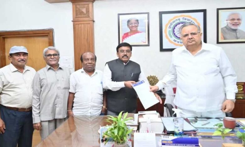 नवनिर्मित विधानसभा भवन में लगेगी 25 फीट ऊंची अंबेडकर प्रतिमा, अध्यक्ष रमन सिंह की अनुशंसा नवनिर्मित विधानसभा भवन में लगेगी 25 फीट ऊंची अंबेडकर प्रतिमा, अध्यक्ष रमन सिंह की अनुशंसा