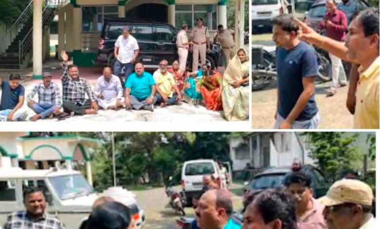 एमसीबी जिले के वनमंडला अधिकारी (DFO) मनीष कश्यप द्वारा जनप्रतिनिधियों के साथ की गई अभद्रता के खिलाफ नगरपालिका अध्यक्ष, उपाध्यक्ष और पार्षदों ने की डीएफओ मनीष कश्यप को हटाने की मांग एमसीबी जिले के वनमंडला अधिकारी (DFO) मनीष कश्यप द्वारा जनप्रतिनिधियों के साथ की गई अभद्रता के खिलाफ नगरपालिका अध्यक्ष, उपाध्यक्ष और पार्षदों ने की डीएफओ मनीष कश्यप को हटाने की मांग