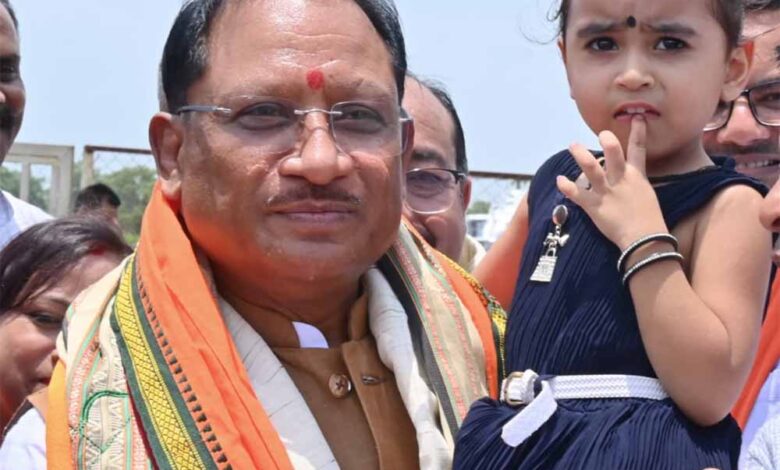नन्ही सृष्टि को गोद में उठाकर मुख्यमंत्री विष्णु देव साय ने रच दिया अपनत्व और स्नेह का अविस्मरणीय पल नन्ही सृष्टि को गोद में उठाकर मुख्यमंत्री विष्णु देव साय ने रच दिया अपनत्व और स्नेह का अविस्मरणीय पल