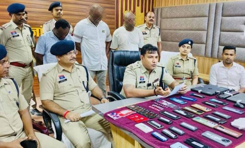 Snapchat पर युवतियों से ठगी करने वाले नाइजिरियन और दक्षिणी अफ्रीकी गिरोह के 3 सदस्य दिल्ली में धराए Snapchat पर युवतियों से ठगी करने वाले नाइजिरियन और दक्षिणी अफ्रीकी गिरोह के 3 सदस्य दिल्ली में धराए