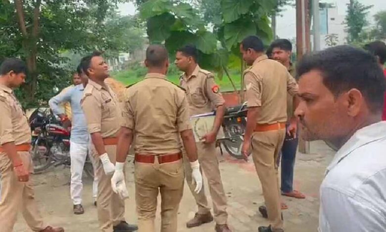 आधी रात प्रेमिका से मिलने पहुंचे BJP नेता पर टूटा कहर, घरवालों ने लाठियों से किया हमला आधी रात प्रेमिका से मिलने पहुंचे BJP नेता पर टूटा कहर, घरवालों ने लाठियों से किया हमला