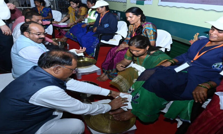 रायपुर : मुख्यमंत्री ने पैर पखारकर दिया सम्मान, भावुक हुईं स्वच्छता दीदियां – ‘जीवन में पहली बार इतना गर्व महसूस हुआ’ रायपुर : मुख्यमंत्री ने पैर पखारकर दिया सम्मान, भावुक हुईं स्वच्छता दीदियां – ‘जीवन में पहली बार इतना गर्व महसूस हुआ’