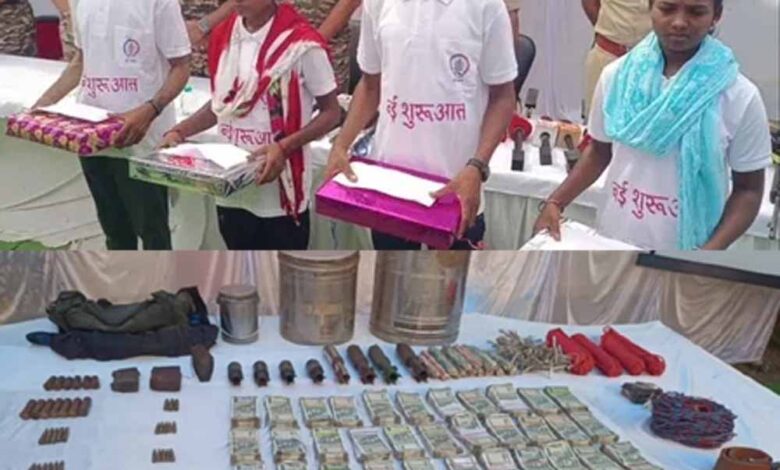 डीवीसी मेंबर समेत 19 लाख के 4 इनामी नक्सलियों ने किया आत्मसमर्पण, भारी मात्रा में हथियार बरामद डीवीसी मेंबर समेत 19 लाख के 4 इनामी नक्सलियों ने किया आत्मसमर्पण, भारी मात्रा में हथियार बरामद