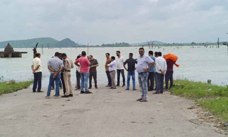 डेम में नहाने गए PWD इंजीनियर के बेटे की तलाश जारी, रेस्क्यू टीम सक्रिय डेम में नहाने गए PWD इंजीनियर के बेटे की तलाश जारी, रेस्क्यू टीम सक्रिय