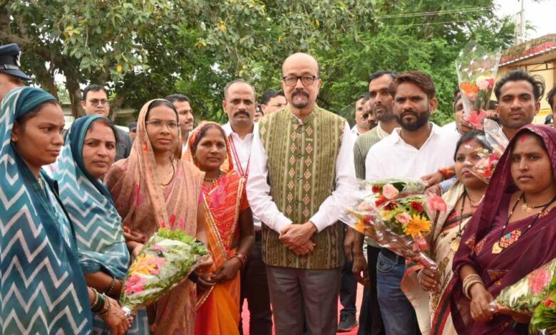रायपुर : गोद ग्राम सोनपूरी में राज्यपाल का जनसंवाद, अंतिम पंक्ति तक योजनाओं के लाभ पर जोर रायपुर : गोद ग्राम सोनपूरी में राज्यपाल का जनसंवाद, अंतिम पंक्ति तक योजनाओं के लाभ पर जोर