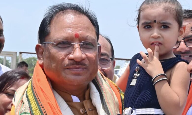 नन्ही सृष्टि को गोद में उठाकर मुख्यमंत्री विष्णु देव साय ने रच दिया अपनत्व और स्नेह का अविस्मरणीय पल नन्ही सृष्टि को गोद में उठाकर मुख्यमंत्री विष्णु देव साय ने रच दिया अपनत्व और स्नेह का अविस्मरणीय पल