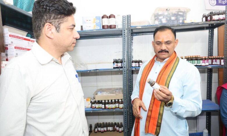 रायपुर : स्वास्थ्य मंत्री श्याम बिहारी जायसवाल ने किया बद्रीनाथ बघेल जिला अस्पताल का औचक निरीक्षण रायपुर : स्वास्थ्य मंत्री श्याम बिहारी जायसवाल ने किया बद्रीनाथ बघेल जिला अस्पताल का औचक निरीक्षण