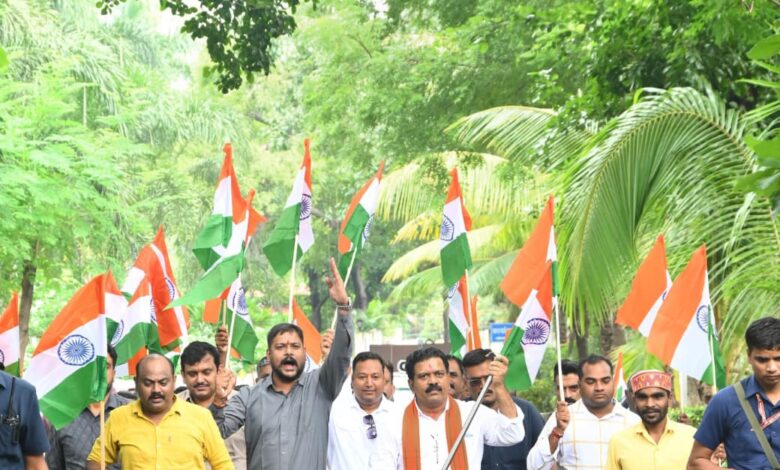 हर घर तिरंगा अभियान: उपमुख्यमंत्री विजय शर्मा ने आवास पर लगाया तिरंगा, दिया एकता व देशभक्ति का संदेश… हर घर तिरंगा अभियान: उपमुख्यमंत्री विजय शर्मा ने आवास पर लगाया तिरंगा, दिया एकता व देशभक्ति का संदेश…