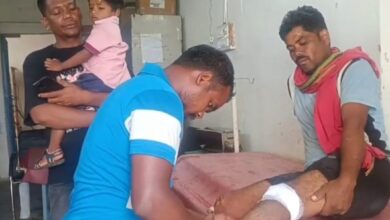 लखनपुर स्वास्थ्य केंद्र में न डॉक्टर, न ड्रेसर… क्या सफाईकर्मियों के भरोसे चल रही है सरकारी स्वास्थ्य व्यवस्था? मरीजों की जान का जिम्मेदार कौन होगा?