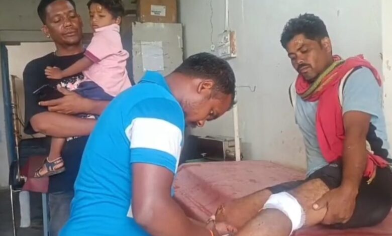 लखनपुर स्वास्थ्य केंद्र में न डॉक्टर, न ड्रेसर… क्या सफाईकर्मियों के भरोसे चल रही है सरकारी स्वास्थ्य व्यवस्था? मरीजों की जान का जिम्मेदार कौन होगा? लखनपुर स्वास्थ्य केंद्र में न डॉक्टर, न ड्रेसर… क्या सफाईकर्मियों के भरोसे चल रही है सरकारी स्वास्थ्य व्यवस्था? मरीजों की जान का जिम्मेदार कौन होगा?