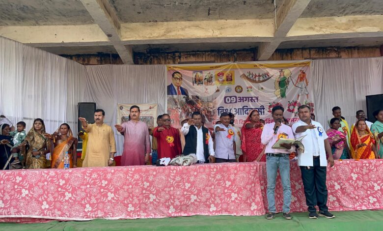 लखनपुर में धूमधाम से मनाया गया विश्व आदिवासी दिवस लखनपुर में धूमधाम से मनाया गया विश्व आदिवासी दिवस