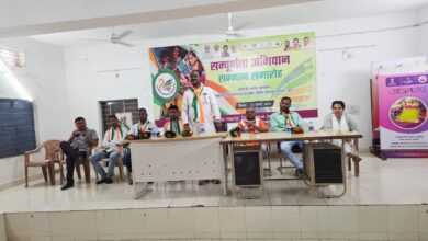 जनपद कार्यालय परिसर में डेढ़ सौ हितग्राहियों को मंडल अध्यक्ष के हाथों मछली बीज का हुआ वितरण 