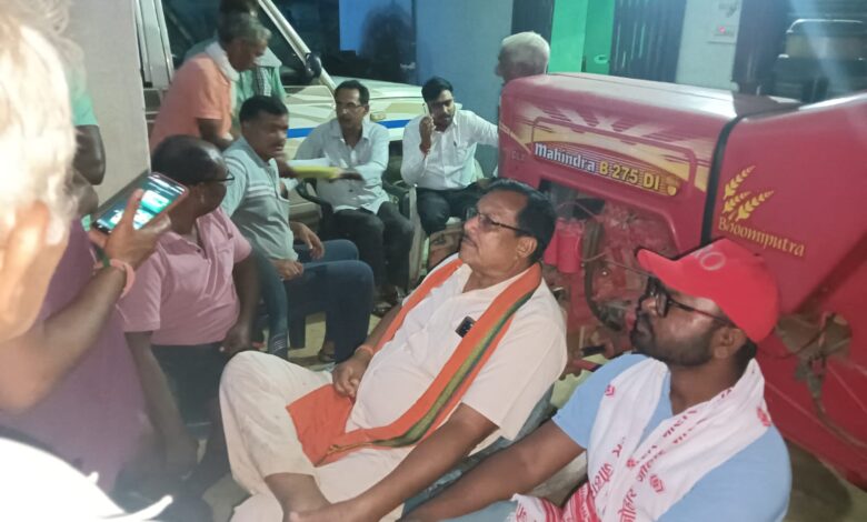 जामकानी में देर रात ट्रक से रासायनिक खाद की गुप्त डिलीवरी, ग्रामीणों ने पकड़ा; प्रशासन ने की जब्ती जामकानी में देर रात ट्रक से रासायनिक खाद की गुप्त डिलीवरी, ग्रामीणों ने पकड़ा; प्रशासन ने की जब्ती