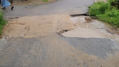 अटल चौक पर खतरनाक गड्ढा बना जनसुरक्षा के लिए खतरा, ग्रामीणों में गहरा आक्रोश