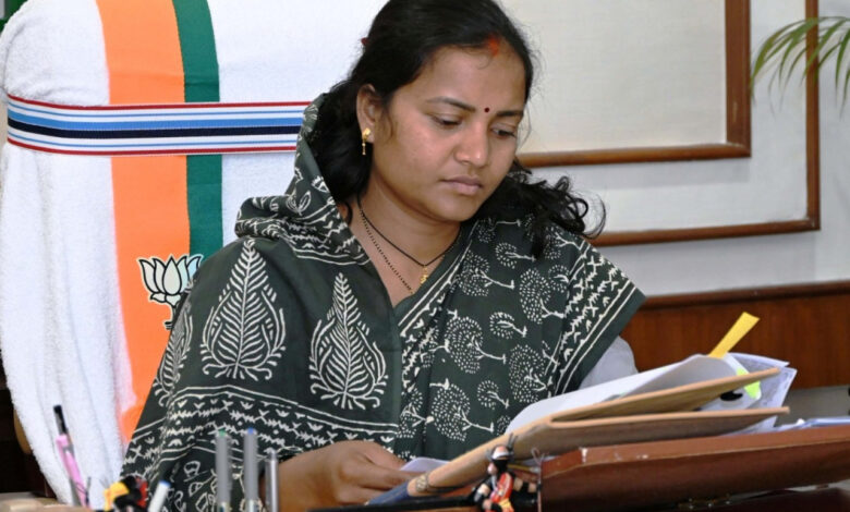 दुर्घटनाग्रस्त युवक की मदद कर छत्तीसगढ़ की मंत्री लक्ष्मी राजवाड़े ने दिखाई मानवीयता…. दुर्घटनाग्रस्त युवक की मदद कर छत्तीसगढ़ की मंत्री लक्ष्मी राजवाड़े ने दिखाई मानवीयता….
