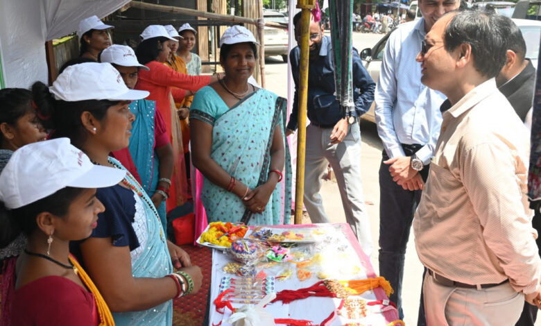 हर घर तिरंगा अभियान में दीदियों की स्वदेशी पहल: बिलासपुर में तीन दिवसीय तिरंगा बाजार का शुभारंभ… हर घर तिरंगा अभियान में दीदियों की स्वदेशी पहल: बिलासपुर में तीन दिवसीय तिरंगा बाजार का शुभारंभ…