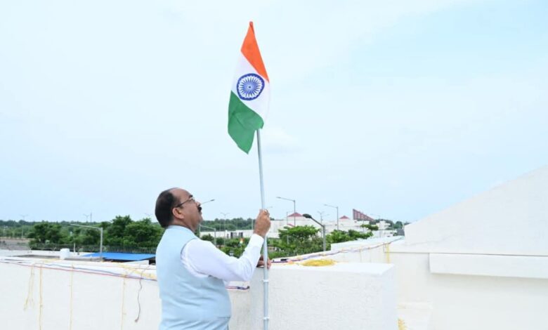 उप मुख्यमंत्री अरुण साव ने ‘हर घर तिरंगा’ अभियान के तहत अपने निवास पर लगाया तिरंगा… उप मुख्यमंत्री अरुण साव ने ‘हर घर तिरंगा’ अभियान के तहत अपने निवास पर लगाया तिरंगा…