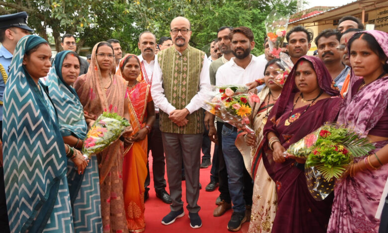 गोद ग्राम सोनपूरी में राज्यपाल का जनसंवाद, अंतिम पंक्ति तक योजनाओं के लाभ पर जोर… गोद ग्राम सोनपूरी में राज्यपाल का जनसंवाद, अंतिम पंक्ति तक योजनाओं के लाभ पर जोर…