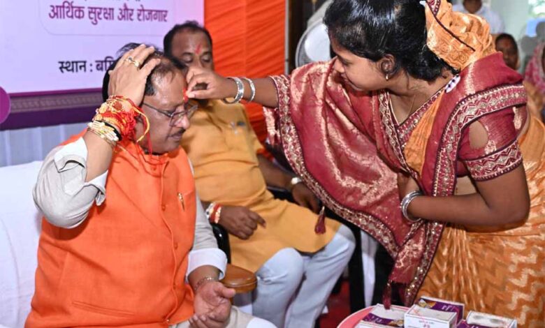 रक्षाबंधन भाई-बहन के स्नेह और विश्वास का प्रतीक: मुख्यमंत्री साय रक्षाबंधन भाई-बहन के स्नेह और विश्वास का प्रतीक: मुख्यमंत्री साय