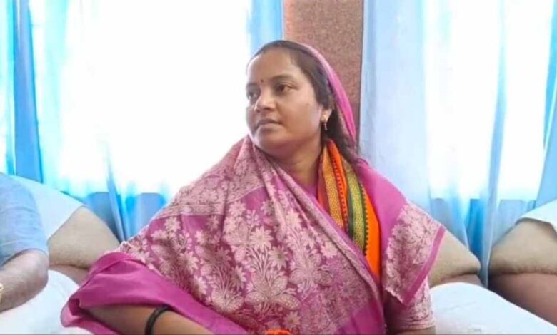 मंत्री लक्ष्मी राजवाड़े और परिवार को सरेआम मिली जान से मारने की धमकी मंत्री लक्ष्मी राजवाड़े और परिवार को सरेआम मिली जान से मारने की धमकी